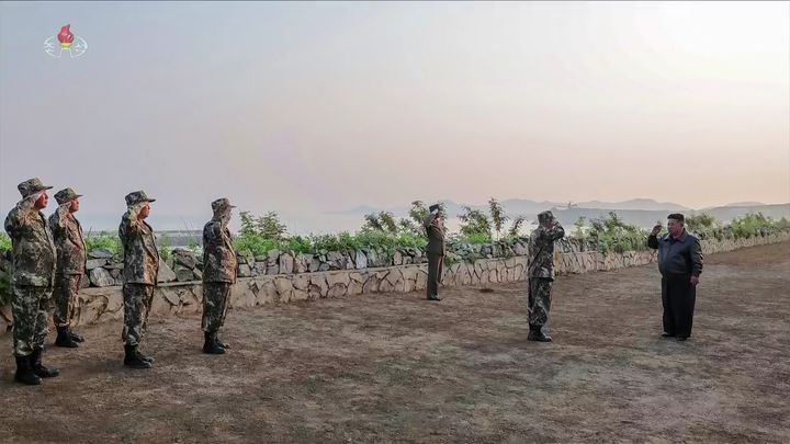 [서울=뉴시스] = 김정은 북한 국무위원장이 지난 29일 조선인민군 대연합부대 포병구분대 포사격경기를 참관했다고 조선중앙TV가 30일 보도했다. (사진 = 조선중앙TV 캡처) 2025.05.30. photo@newsis.com *재판매 및 DB 금지