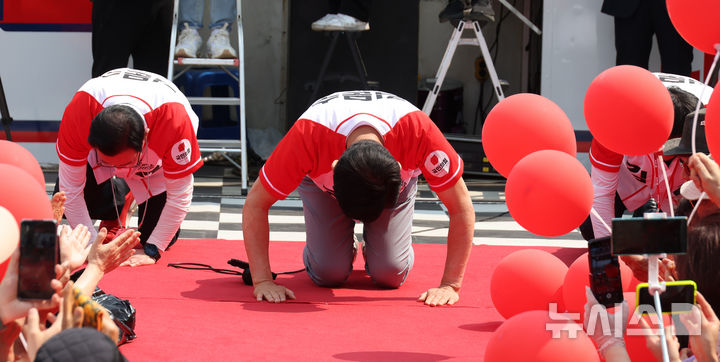 [충주=뉴시스] 고승민 기자 = 김문수 국민의힘 대선 후보가 30일 충북 충주 젊음의거리에서 유세를 하기 전 큰절을 하고 있다. 2025.05.30. kkssmm99@newsis.com