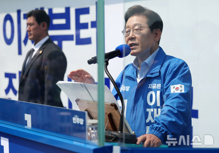 [춘천=뉴시스] 조성우 기자 = 이재명 더불어민주당 대선후보가 30일 오후 강원 춘천시 춘천역 광장에서 열린 집중유세에서 연설하고 있다. 2025.05.30. xconfind@newsis.com