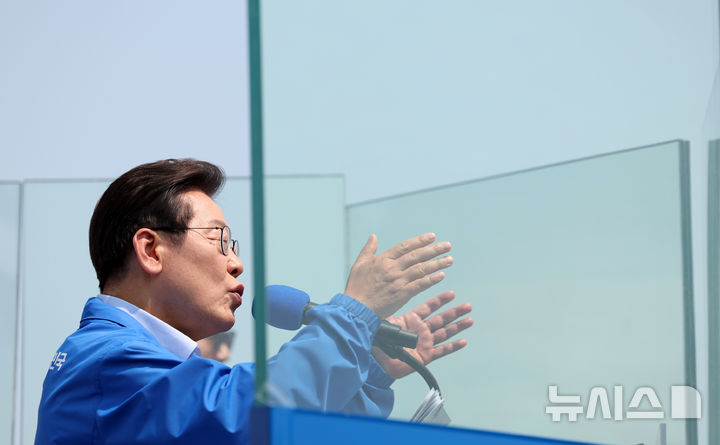 [춘천=뉴시스] 조성우 기자 = 이재명 더불어민주당 대선후보가 30일 오후 강원 춘천시 춘천역 광장에서 열린 집중유세에서 연설하고 있다. 2025.05.30. xconfind@newsis.com