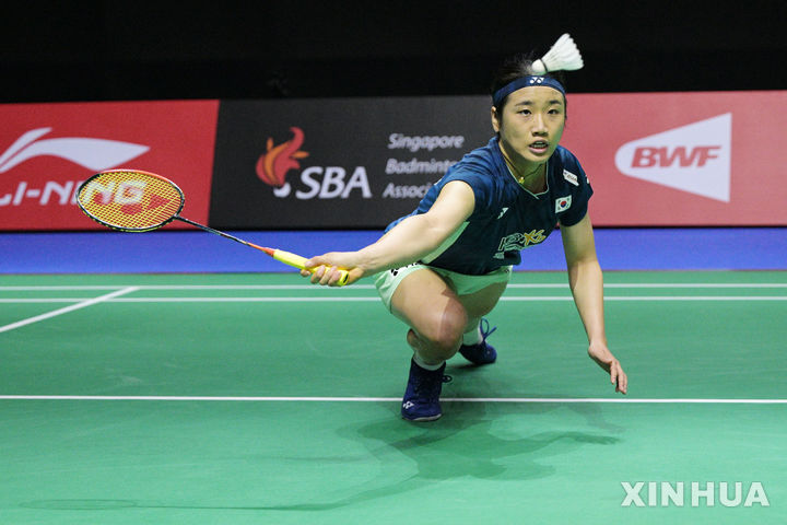 [싱가포르=신화/뉴시스] 안세영(1위)이 30일(현지 시간) 싱가포르에서 열린 2025 세계배드민턴연맹(BWF) 월드투어 슈퍼 750 싱가포르 오픈 단식 8강전에서 천위페이(5위·중국)와 경기하고 있다. 대회 3연패를 노리던 안세영이 0-2(13-21 16-21)로 완패해 4강에 오르지 못했다. 2025.05.30.