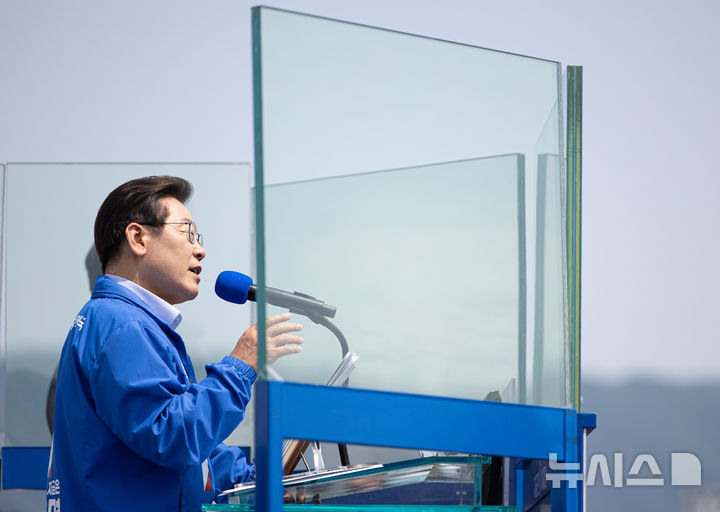 [춘천=뉴시스] 조성우 기자 = 이재명 더불어민주당 대선후보가 지난 30일 오후 강원 춘천시 춘천역 광장에서 열린 집중유세에서 연설하고 있다. (공동취재) 2025.05.30. photo@newsis.com