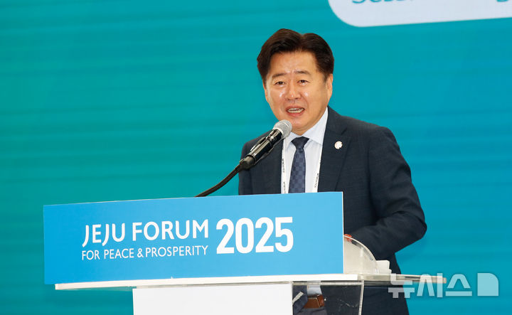 [서귀포=뉴시스] 우장호 기자 = 오영훈 제주지사가 30일 제주 서귀포시 중문동 제주국제컨벤션센터에서 열린 '제20회 평화와 번영을 위한 제주포럼' 내 제주도 세션 '인류 평화의 공동가치 제고를 위한 올림픽 운동과 스포츠의 역할'에서 환영사를 하고 있다. 2025.05.30. woo1223@newsis.com