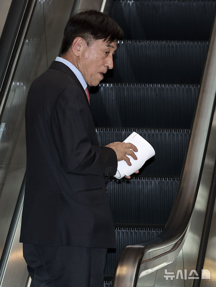 [서울=뉴시스] 정병혁 기자 = 이주열 전 한국은행 총재가 30일 서울 중구 신라호텔에서 열린 2025년 삼성호암상 시상식에 참석하고 있다. 2025.05.30. jhope@newsis.com