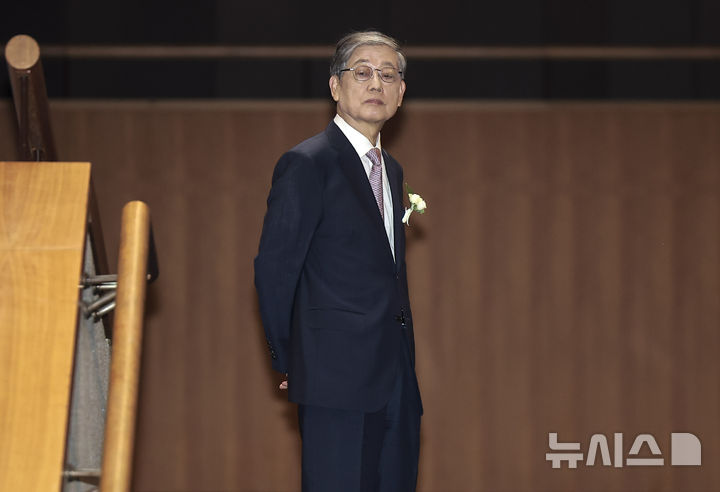 [서울=뉴시스] 정병혁 기자 = 김황식 호암재단 이사장이 30일 서울 중구 신라호텔에서 열린 2025년 삼성호암상 시상식에 참석하고 있다. 2025.05.30. jhope@newsis.com