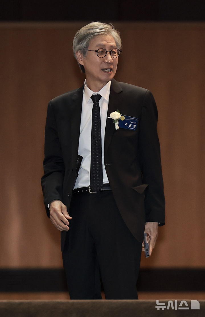 [서울=뉴시스] 정병혁 기자 = 구본창 사진작가가 30일 서울 중구 신라호텔에서 열린 2025년 삼성호암상 시상식에 참석하고 있다. 2025.05.30. jhope@newsis.com