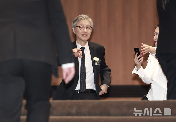 [서울=뉴시스] 정병혁 기자 = 구본창 사진작가가 30일 서울 중구 신라호텔에서 열린 2025년 삼성호암상 시상식에 참석하고 있다. 2025.05.30. jhope@newsis.com