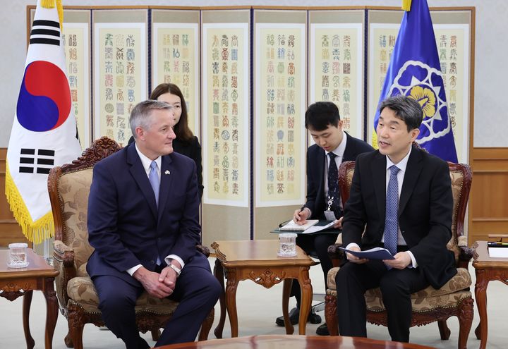 [서울=뉴시스] 최진석 기자 = 이주호 대통령 권한대행 부총리 겸 교육부 장관이 30일 정부서울청사에서 브루스 웨스터먼 하원 천연자원위원장을 비롯한 미국 하원 천연자원위원회 대표단과 접견하고 있다. (사진=교육부 제공) 2025.05.30. photo@newsis.com *재판매 및 DB 금지