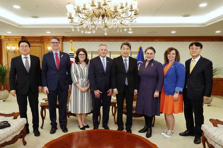 [서울=뉴시스] 최진석 기자 = 이주호 대통령 권한대행 부총리 겸 교육부 장관이 30일 정부서울청사에서 브루스 웨스터먼 하원 천연자원위원장을 비롯한 미국 하원 천연자원위원회 대표단과 기념촬영하고 있다. (사진=교육부 제공) 2025.05.30. photo@newsis.com *재판매 및 DB 금지