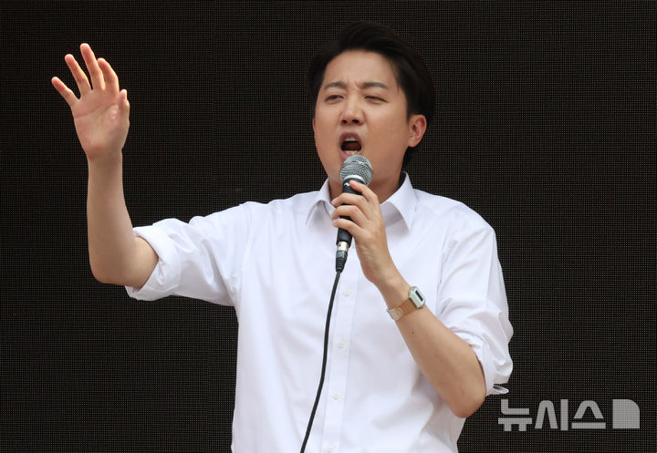 [서울=뉴시스] 추상철 기자 = 이준석 개혁신당 대선후보가 30일 오후 서울 동작구 중앙대학교 후문에서 열린 유세에서 지지를 호소하고 있다. 2025.05.30. scchoo@newsis.com