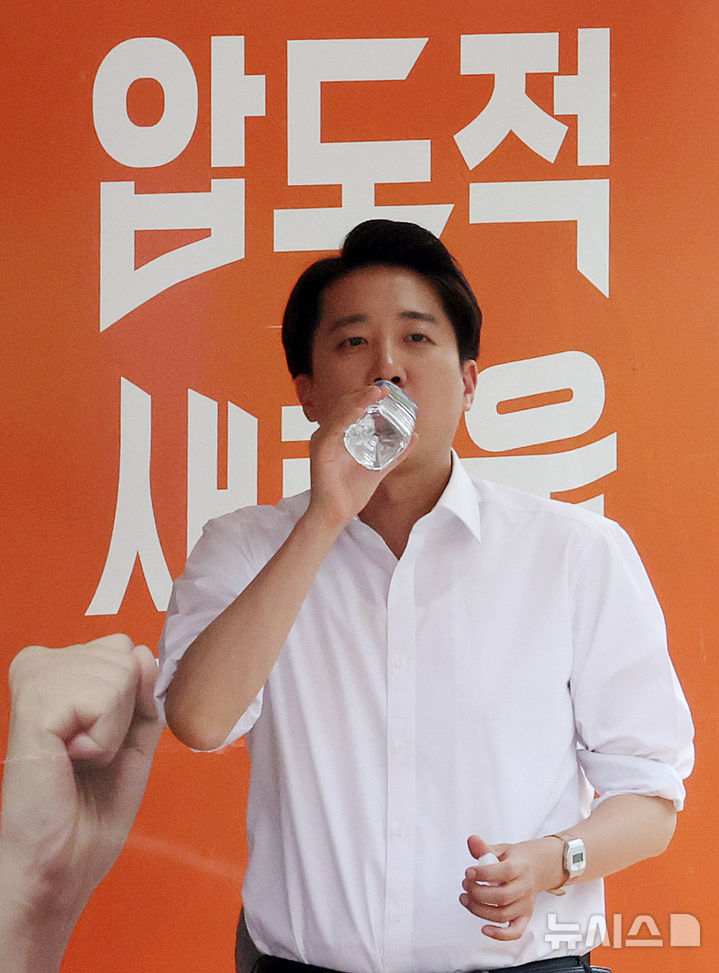 [서울=뉴시스] 추상철 기자 = 이준석 개혁신당 대선후보가 30일 오후 서울 동작구 중앙대학교 후문에서 유세차량에 올라 물을 마시고 있다. 2025.05.30. scchoo@newsis.com