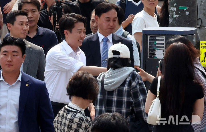 [서울=뉴시스] 추상철 기자 = 이준석 개혁신당 대선후보가 30일 오후 서울 동작구 중앙대학교 후문에서 유권자를 만나 지지를 호소하고 있다. 2025.05.30. scchoo@newsis.com