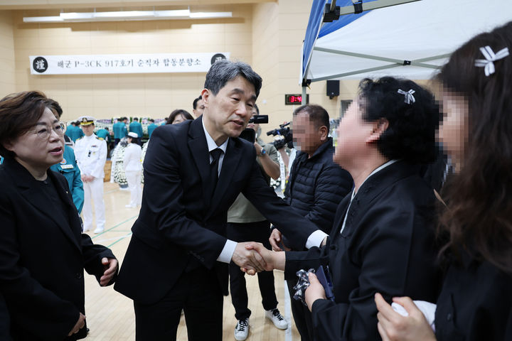 [서울=뉴시스] 최진석 기자 = 이주호 대통령 권한대행 부총리 겸 교육부 장관이 30일 해군 항공사령부에 마련된 해군 초계기 추락 사고 희생자 합동분향소를 찾아 유족을 위로하고 있다. (사진=교육부 제공) 2025.05.30. photo@newsis.com *재판매 및 DB 금지