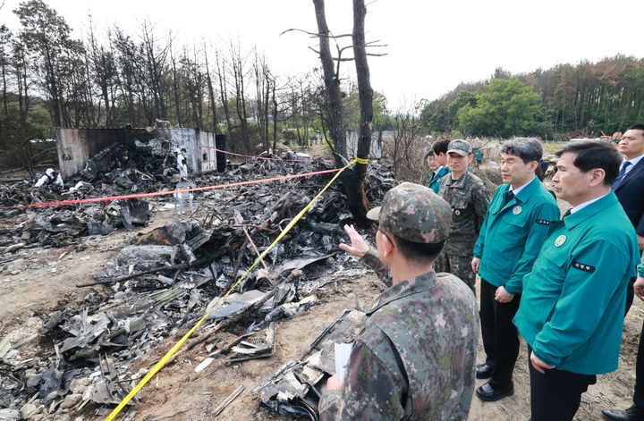 [서울=뉴시스] 최진석 기자 = 이주호 대통령 권한대행이 30일 해군 초계기 추락사고현장을 살펴보고 있다. (사진=교육부 제공) 2025.05.30. photo@newsis.com *재판매 및 DB 금지