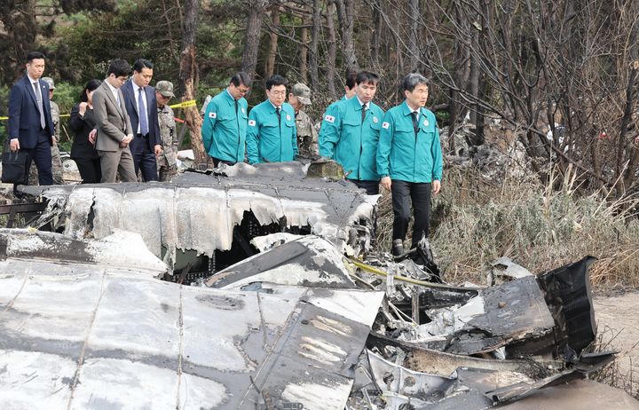 [서울=뉴시스] 최진석 기자 = 이주호 대통령 권한대행이 30일 해군 초계기 추락사고현장을 살펴보고 있다. (사진=교육부 제공) 2025.05.30. photo@newsis.com *재판매 및 DB 금지