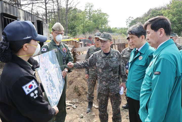 [서울=뉴시스] 최진석 기자 = 이주호 대통령 권한대행이 30일 해군 초계기 추락사고현장을 찾아 군 관계자의 보고를 듣고 있다. (사진=교육부 제공) 2025.05.30. photo@newsis.com *재판매 및 DB 금지