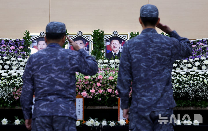 [포항=뉴시스] 이무열 기자 = 30일 경북 포항시 남구 해군 항공사령부 체육관에 마련된 해군 P-3CK 917호기 순직자 합동분향소에서 해군 동료들이 헌화 후 경례하고 있다. 2025.05.30. lmy@newsis.com