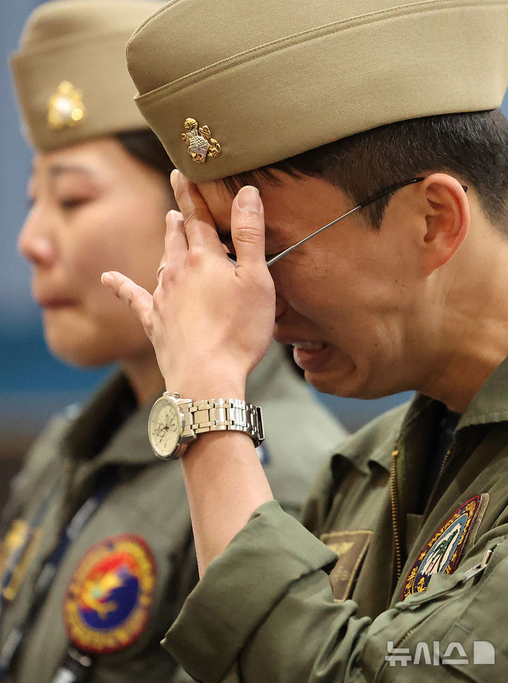 [포항=뉴시스] 이무열 기자 = 30일 경북 포항시 남구 해군 항공사령부 체육관에 마련된 해군 P-3CK 917호기 순직자 합동분향소에서 한 동료가 눈물을 흘리고 있다. 2025.05.30. lmy@newsis.com