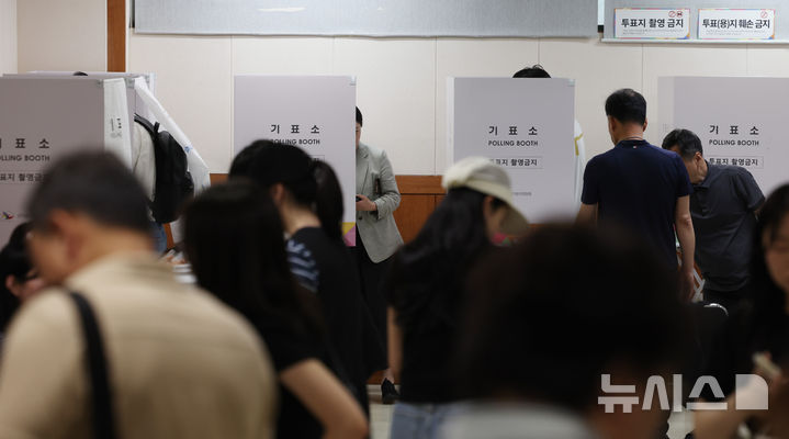 [서울=뉴시스] 조수정 기자 = 제21대 대통령선거 사전투표 둘째날인 30일 오후 서울 강남구 삼성2동 주민센터에 마련된 사전투표소에서 유권자들이 북적이고 있다. 이날 오후 4시 기준(전날 포함 누계) 사전투표율 31.38%로 집계됐다. 2025.05.30. chocrystal@newsis.com