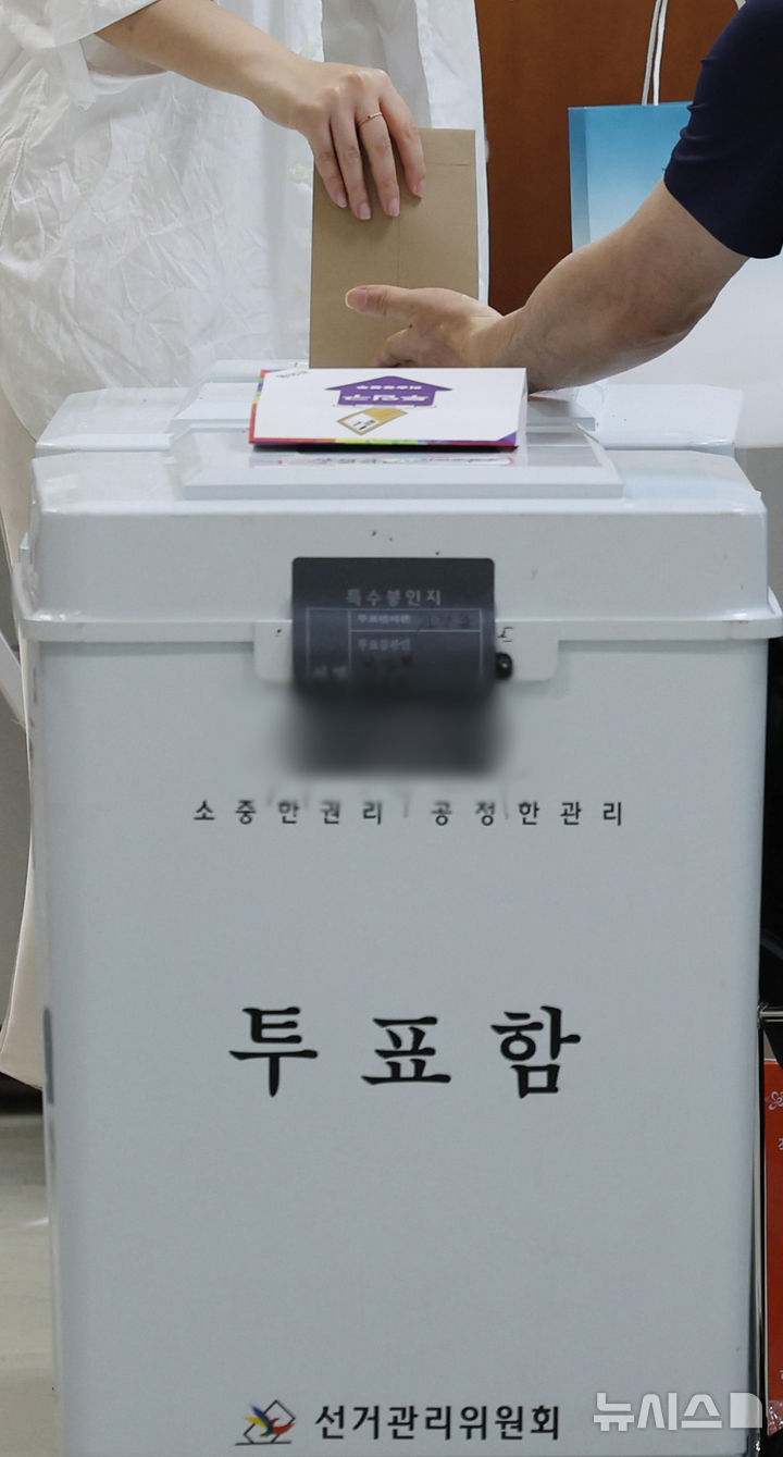 [서울=뉴시스] 조수정 기자 = 제21대 대통령선거 사전투표 둘째날인 30일 오후 서울 강남구 삼성2동 주민센터에 마련된 사전투표소에서 유권자가 투표를 하고 있다. 2025.05.30. chocrystal@newsis.com