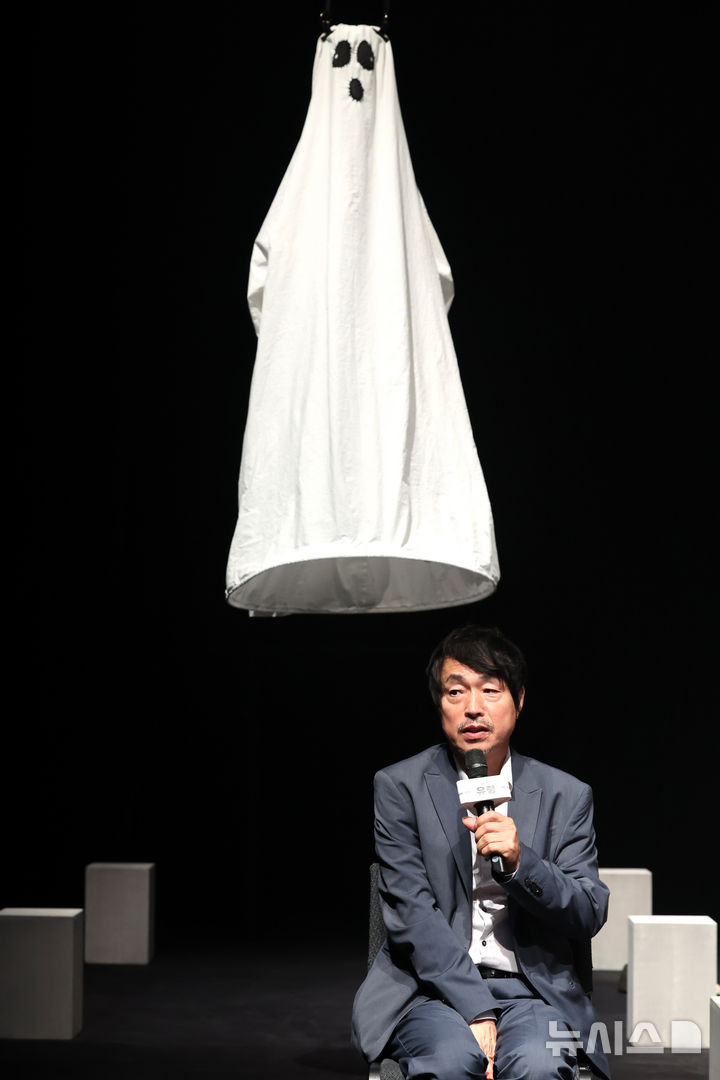 [서울=뉴시스] 박진희 기자 = 서울시극단 연극 '유령' 연출 고선웅이 30일 서울 종로구 세종문화회관 S씨어터에서 전막 시연을 마치고 기자간담회를 하고 있다. 연극 '유령'은 남편의 폭력을 피해 가출한 '배명순'이 무연고자로 쓸쓸히 죽게 된 후 시신 안치실에서 유령들을 만나는 이야기다. 사람답게 살지 못하고 사라지는 사람들의 에피소드로 우리 주변 무연고자들의 인생을 돌아보게 한다. 2025.05.30. pak7130@newsis.com
