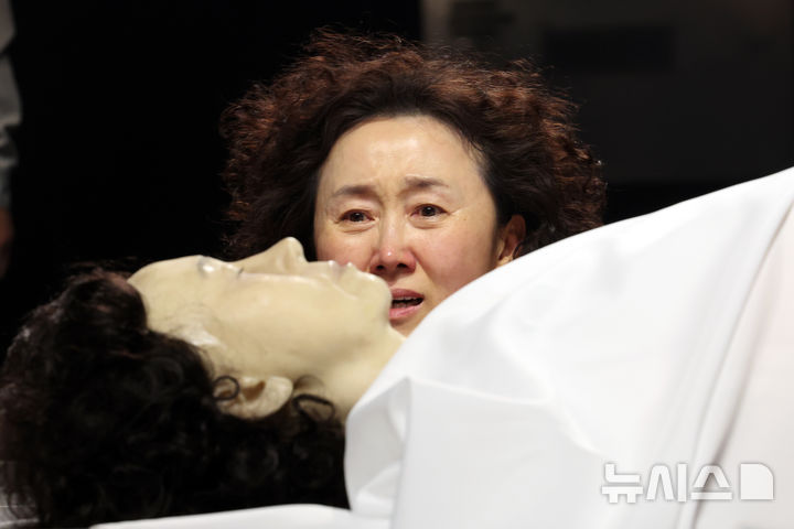 [서울=뉴시스] 박진희 기자 = 서울시극단 연극 '유령' 출연 배우들이 30일 서울 종로구 세종문화회관 S씨어터에서 전막 시연을 하고 있다. 연극 '유령'은 남편의 폭력을 피해 가출한 '배명순'이 무연고자로 쓸쓸히 죽게 된 후 시신 안치실에서 유령들을 만나는 이야기다. 사람답게 살지 못하고 사라지는 사람들의 에피소드로 우리 주변 무연고자들의 인생을 돌아보게 한다. 2025.05.30. pak7130@newsis.com