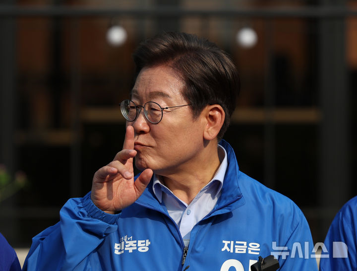 [원주=뉴시스] 조성우 기자 = 이재명 더불어민주당 대선후보가 30일 오후 강원 원주시 원주행복마당에서 유세를 마친 후 언론 인터뷰에 앞서 환호하는 지지자들을 조용히 시키고 있다. 2025.05.30. xconfind@newsis.com