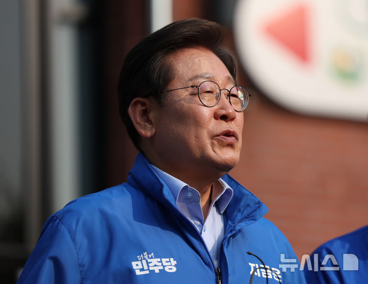 [원주=뉴시스] 조성우 기자 = 이재명 더불어민주당 대선후보가 30일 오후 강원 원주시 원주행복마당에서 유세를 마치고 취재진 질문에 답하고 있다. 2025.05.30. xconfind@newsis.com