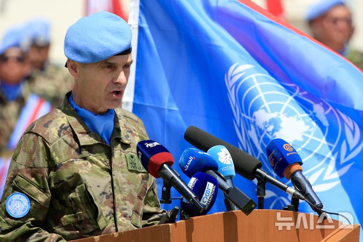 [ 나쿠라( 레바논)=신화/뉴시스] 레바논의 나쿠라에서 2025년 5월 30일 유엔레바논임시군(UNIFIL)의 아롤도 라자로 센즈 부대장이&nbsp; 레바논 현지 유엔군부대 창설일 기념식에서 연설하고 있다.&nbsp; 2026.03.30.