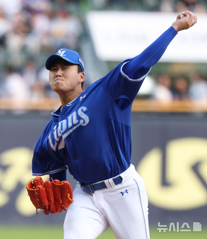 [서울=뉴시스] 추상철 기자 = 30일 오후 서울 송파구 잠실야구장에서 열린 2025 KBO리그 삼성라이온즈와 LG트윈스의 경기, 삼성 선발투수 이승현이 역투하고 있다. 2025.05.30. scchoo@newsis.com