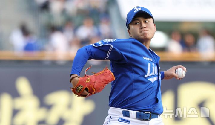 [서울=뉴시스] 추상철 기자 = 30일 오후 서울 송파구 잠실야구장에서 열린 2025 KBO리그 삼성라이온즈와 LG트윈스의 경기, 삼성 선발투수 이승현이 역투하고 있다. 2025.05.30. scchoo@newsis.com