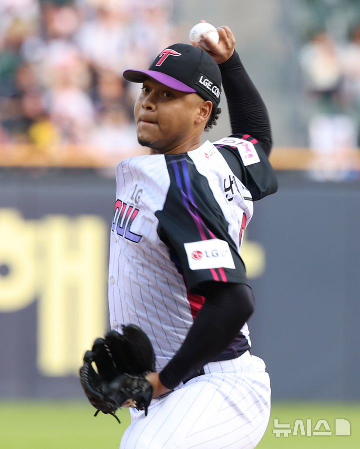 [서울=뉴시스] 추상철 기자 = 30일 오후 서울 송파구 잠실야구장에서 열린 2025 KBO리그 삼성라이온즈와 LG트윈스의 경기, LG선발투수 에르난데스가 역투하고 있다. 2025.05.30. scchoo@newsis.com