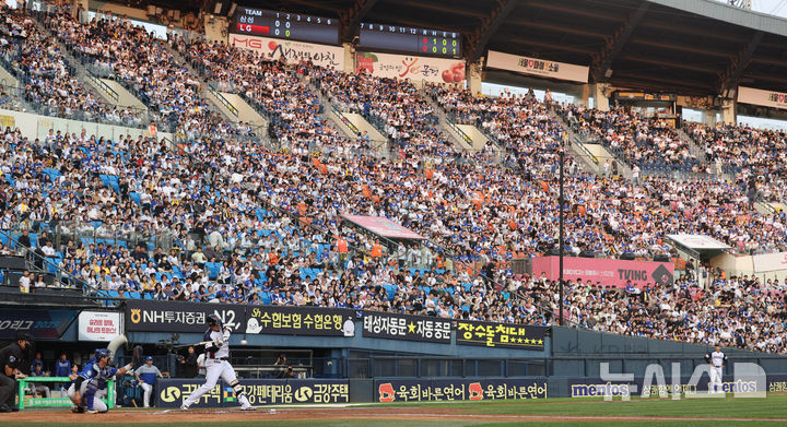 [서울=뉴시스] 추상철 기자 = 30일 오후 서울 송파구 잠실야구장에서 열린 2025 KBO리그 삼성라이온즈와 LG트윈스의 경기, 야구팬이 좌석을 가득 메우고 있다. 2025.05.30. scchoo@newsis.com