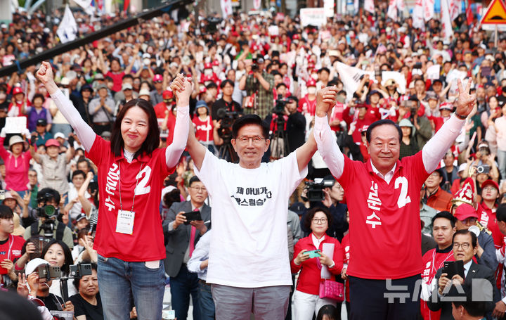 [춘천=뉴시스] 고승민 기자 = 김문수 국민의힘 대선 후보가 30일 강원 춘천시청 앞에서 유세를 하고 있다. (공동취재) 2025.05.30. photo@newsis.com