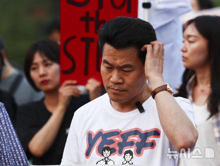 [과천=뉴시스] 김근수 기자 = 한국사 강사 전한길씨가 30일 경기도 과천 중앙선거관리위원회 청사 앞에서 공정선거 보장을 촉구하는 보수단체 집회에 참가하고 있다. 2025.05.30. ks@newsis.com