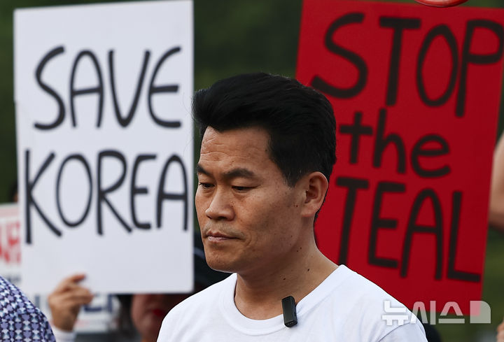 [과천=뉴시스] 김근수 기자 = 한국사 강사 전한길씨가 30일 경기도 과천 중앙선거관리위원회 청사 앞에서 공정선거 보장을 촉구하는 보수단체 집회에 참가하고 있다. 2025.05.30. ks@newsis.com
