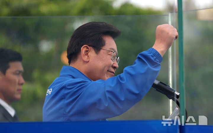 [충주=뉴시스] 조성우 기자 = 이재명 더불어민주당 대선후보가 30일 오후 충북 충주시 충주체육관 시계탑광장에서 열린 유세에서 연설하고 있다. 2025.05.30. xconfind@newsis.com