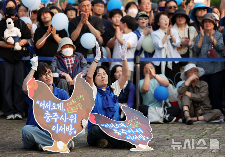 [충주=뉴시스] 조성우 기자 = 30일 오후 충북 충주시 충주체육관 시계탑광장에서 열린 이재명 더불어민주당 대선후보 유세에서 지지자들 이 후보 연설을 지켜보며 환호하고 있다. 2025.05.30. xconfind@newsis.com