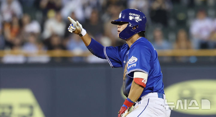 [서울=뉴시스] 추상철 기자 = 지난달 30일 오후 서울 송파구 잠실야구장에서 열린 2025 KBO리그 삼성라이온즈와 LG트윈스의 경기, 5회초 2아웃 주자1루 상황에서 삼성&nbsp; 박승규가 2루타를 때린 후 기뻐하고 있다. 2025.05.30. scchoo@newsis.com