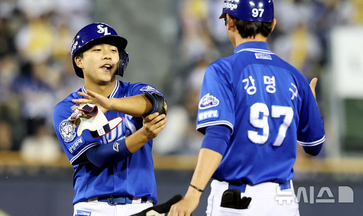 [서울=뉴시스] 추상철 기자 = 30일 오후 서울 송파구 잠실야구장에서 열린 2025 KBO리그 삼성라이온즈와 LG트윈스의 경기, 8회초 2아웃 주자만루 상황에서 삼성 양도근이 2타점 적시타를 때린 후 기뻐하고 있다. 2025.05.30. scchoo@newsis.com