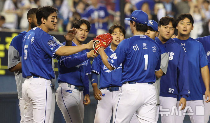 [서울=뉴시스] 추상철 기자 = 30일 오후 서울 송파구 잠실야구장에서 열린 2025 KBO리그 삼성라이온즈와 LG트윈스의 경기, 4대3 승리를 거둔 삼성 선수들이 기뻐하고 있다. 2025.05.30. scchoo@newsis.com