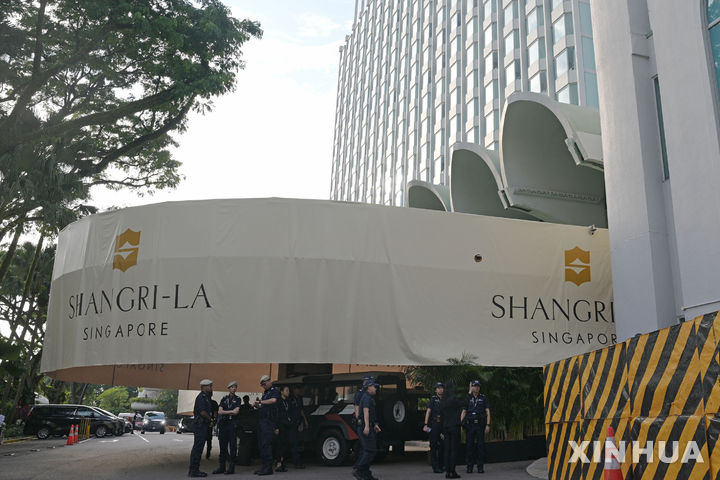 [싱가포르=신화/뉴시스] 5월30일 제22차 아시아 안보회의(샹그릴라 대화)가 열리는 싱가포르 호텔 밖에서 제복을 입은 사람들이 보안 임무를 수행하고 있다. 2025.06.01.