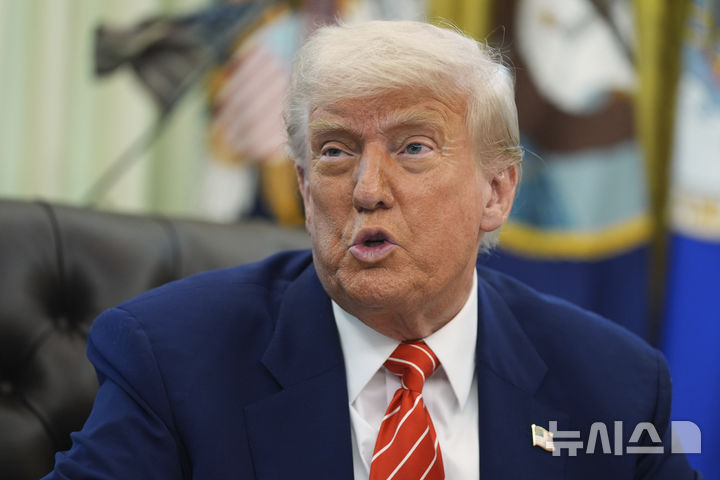 [워싱턴=AP/뉴시스] 도널드 트럼프 미국 대통령이 지난달 30일(현지 시간) 백악관 집무실에서 일론 머스크 테슬라 최고경영자(CEO)를 배석한 채 기자들의 질문에 답하고 있다. 2025.06.08.