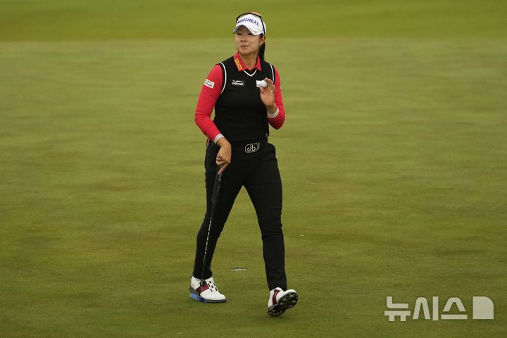 [에린=AP/뉴시스] 김아림이 30일(현지 시간) 미 위스콘신주 에린의 에린힐스에서 열린 미국여자프로골프(LPGA) 투어 제80회 US여자오픈 2라운드 2번 홀 경기를 마친 후 인사하고 있다. 첫날 공동 선두였던 김아림은 중간 합계 5언더파 139타 공동 2위를 기록했다. 2025.05.31.