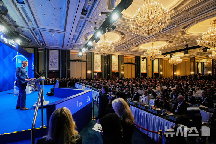 [싱가포르=AP/뉴시스] 피트 헤그세스 미국 국방장관이 31일 싱가포르에서 열린 제22차 아시아 안보회의(샹그릴라 대화)에서 연설하고 있다. 2025.05.31.