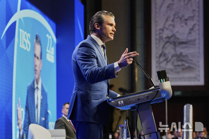 [싱가포르=AP/뉴시스] 피트 헤그세스 미국 국방장관이 31일 싱가포르에서 열린 제22차 아시아 안보회의(샹그릴라 대화)에서 연설하고 있다. 2025.05.31.