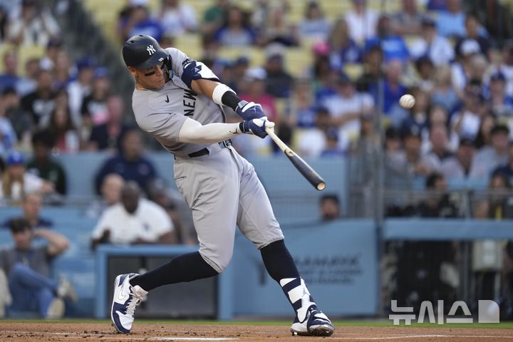 [로스앤젤레스=AP/뉴시스] 애런 저지(뉴욕 양키스)가 31일(한국 시간) 미국 캘리포니아주 로스앤젤레스의 다저스타디움에서 열린 LA 다저스와의 2025 메이저리그 경기에서 1회초 1점 홈런을 쳤다. 2025.05.31.