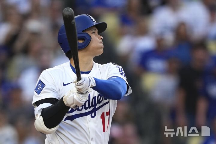 [로스앤젤레스=AP/뉴시스] 오타니 쇼헤이(LA 다저스)가 5월31일(한국 시간) 미국 캘리포니아주 로스앤젤레스 다저스타디움에서 열린 뉴욕 양키스와 경기에서 1회말 1점 홈런을 쳤다. 2025.05.31.
