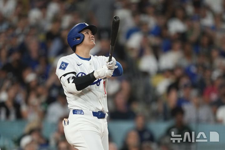 [로스앤젤레스=AP/뉴시스] 오타니 쇼헤이(LA 다저스)가 31일(한국 시간) 미국 캘리포니아주 로스앤젤레스 다저스타디움에서 열린 뉴욕 양키스와 경기에서 6회말 1점 홈런을 쳤다. 2025.05.31.