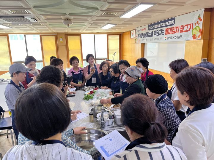 [진주=뉴시스]경남농업기술원, 별미김치 담그기 교육.(사진=경남농업기술원 제공).2025.05.31.photo@newsis.com *재판매 및 DB 금지